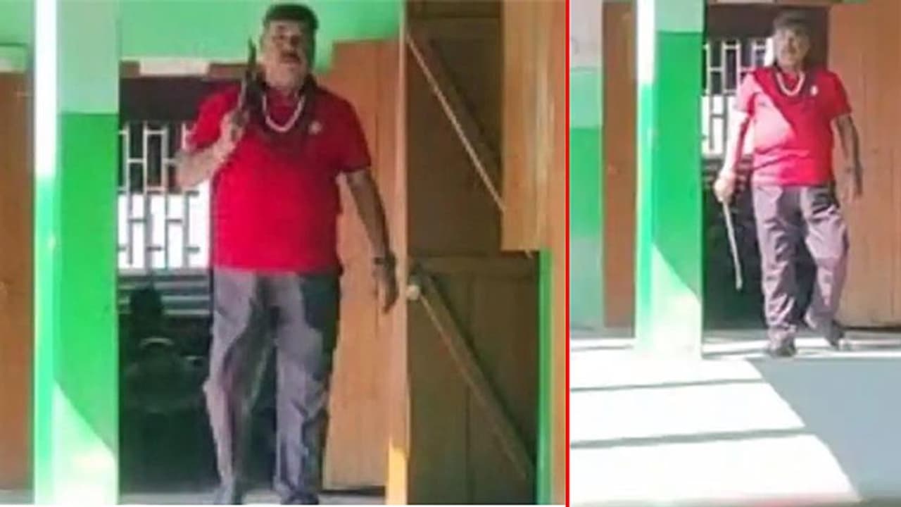 स्कूल में ऐसी चीज लेकर घूमने लगा टीचर, वीडियो वायरल होते ही हुआ सस्पेंड 