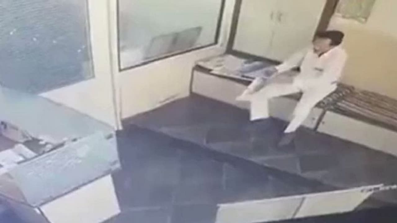 ಪೇಪರ್ ಓದುತ್ತಲೇ ಕುಸಿದುಬಿದ್ದು ಮೃತಪಟ್ಟ ಉದ್ಯಮಿ: CCTVಯಲ್ಲಿ ಸೆರೆ ಪೇಪರ್ ಓದುತ್ತಲೇ ಕುಸಿದುಬಿದ್ದು ಮೃತಪಟ್ಟ ಉದ್ಯಮಿ: CCTVಯಲ್ಲಿ ಸೆರೆ