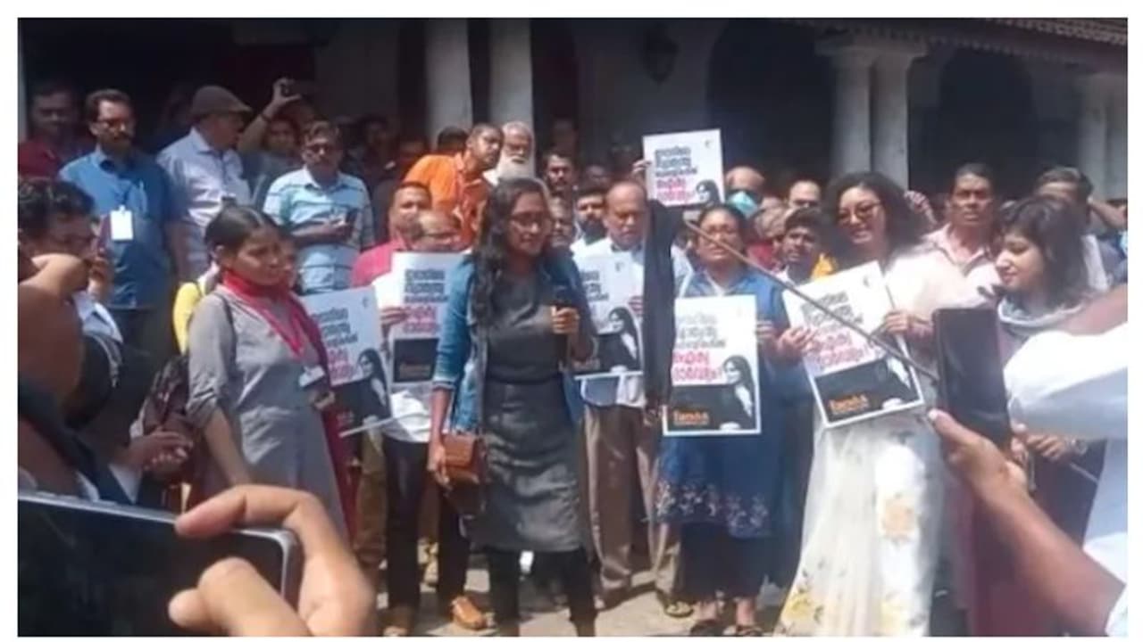 ಹಿಜಾಬ್ಗೆ ಬೆಂಕಿ ಇಟ್ಟು ಇರಾನ್ ಪ್ರತಿಭಟನೆಗೆ ಬೆಂಬಲಿಸಿದ ಕೇರಳದ ಮುಸ್ಲಿಂ ಮಹಿಳೆಯರು ಹಿಜಾಬ್ಗೆ ಬೆಂಕಿ ಇಟ್ಟು ಇರಾನ್ ಪ್ರತಿಭಟನೆಗೆ ಬೆಂಬಲಿಸಿದ ಕೇರಳದ ಮುಸ್ಲಿಂ ಮಹಿಳೆಯರು