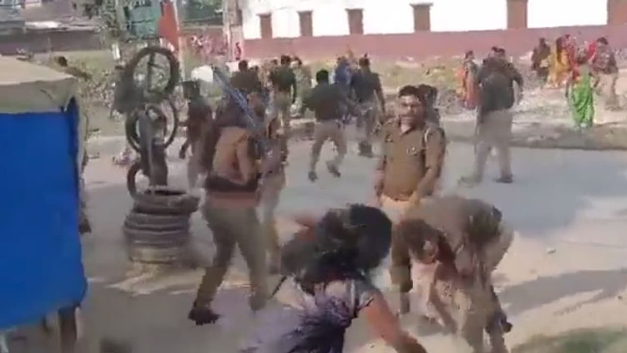 യുപിയിൽ പൊലീസും ജനക്കൂട്ടവും ഏറ്റുമുട്ടി, സ്ത്രീകളടക്കമുള്ളവർക്ക് പൊലീസിന്റെ ക്രൂരമർദ്ദനം വീഡിയോ