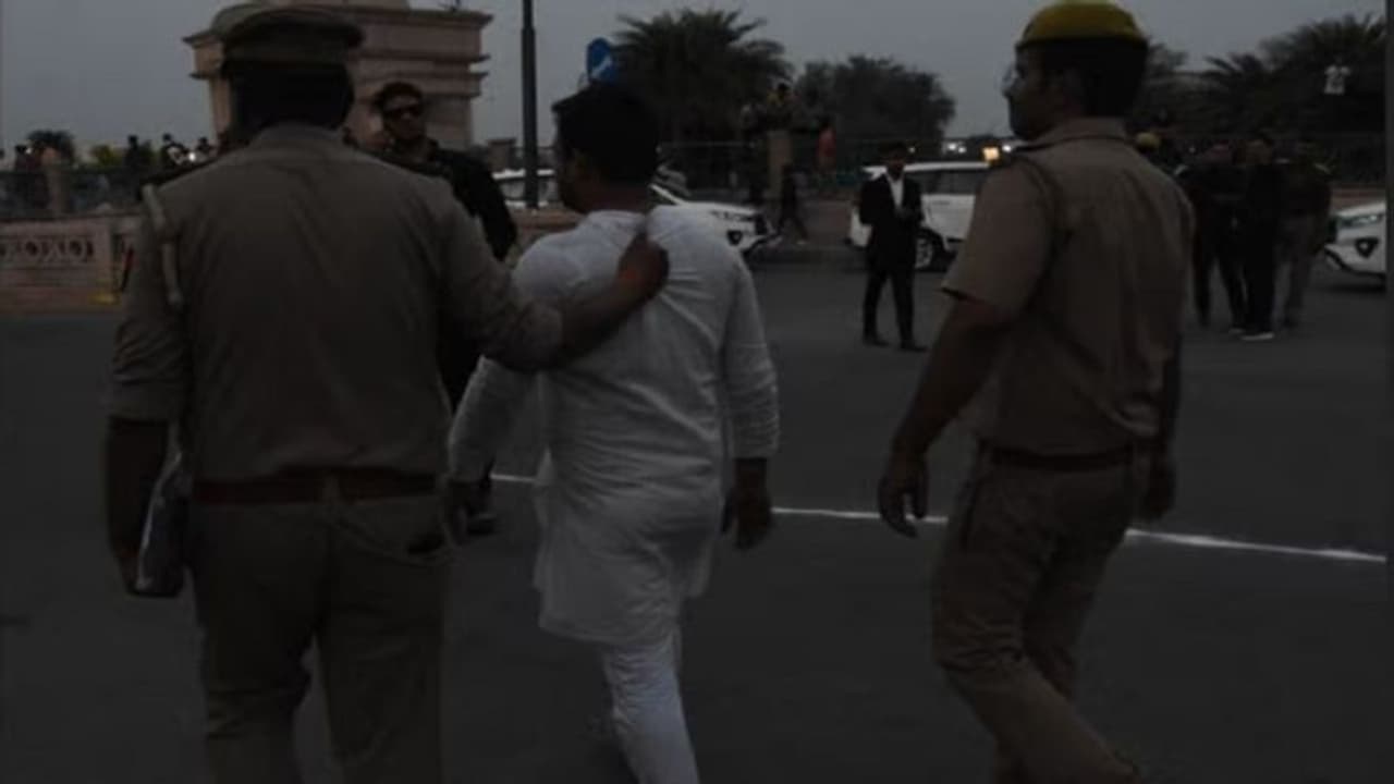 दीवार कूदकर प्रियंका चोपड़ा से मिलने 1090 पहुंचा युवक, लखनऊ पुलिस ने पकड़कर ऐसे सिखाया सबक दीवार कूदकर प्रियंका चोपड़ा से मिलने 1090 पहुंचा युवक, लखनऊ पुलिस ने पकड़कर ऐसे सिखाया सबक