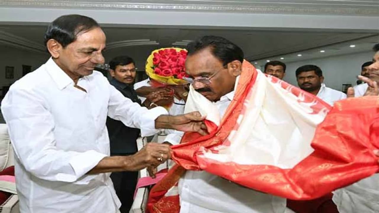 ప్రజల నమ్మకాన్ని వమ్ము చేయవద్దు: కూసుకుంట్లను అభినందించిన కేసీఆర్ ప్రజల నమ్మకాన్ని వమ్ము చేయవద్దు: కూసుకుంట్లను అభినందించిన కేసీఆర్