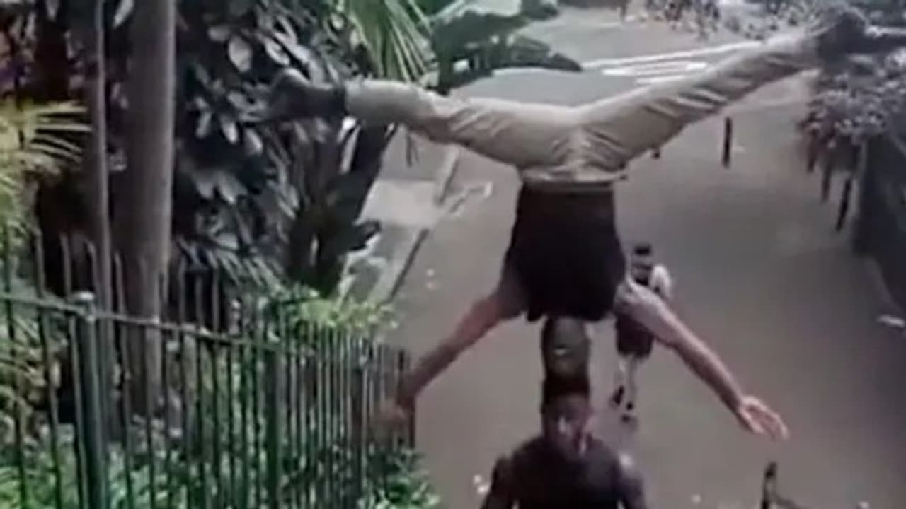 വിചിത്രമായ ചലഞ്ചുമായി യുവാക്കള്‍; ആരും അനുകരിക്കല്ലേ...