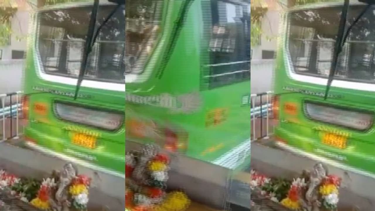 ജീവനക്കാർ തമ്മിൽ തർക്കം; ബസിലേക്ക് മറ്റൊരു ബസ് ഇടിച്ചുകയറ്റി, സംഭവം കൊല്ലത്ത്