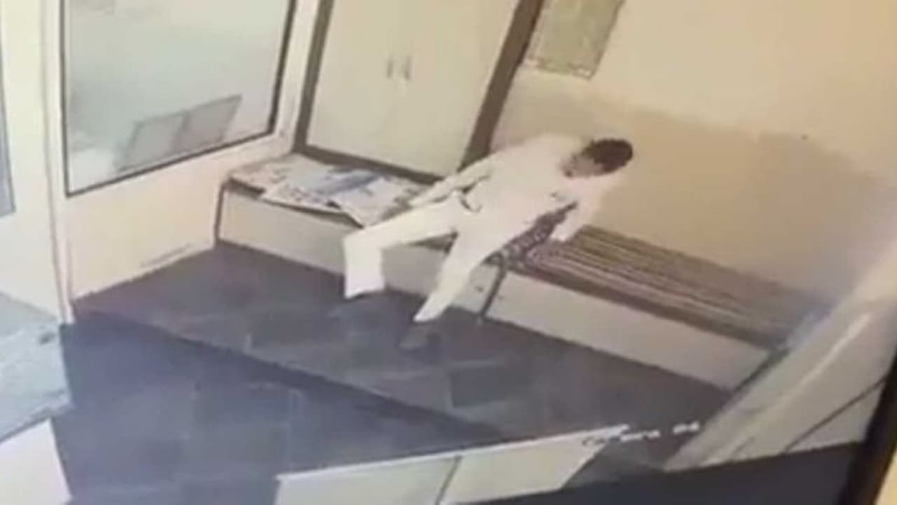 ഡോക്ടറെ കാണാൻ ഊഴം കാത്തുനിൽക്കെ പത്രം വായിക്കുകയായിരുന്ന വ്യാപാരി കുഴഞ്ഞുവീണു മരിച്ചു വീഡിയോ