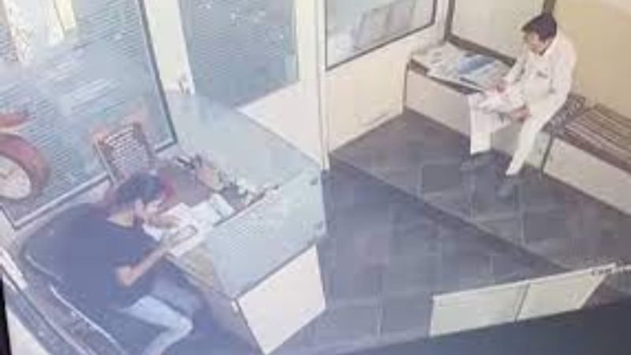 പല്ലുവേദന കാണിക്കാനെത്തിയ ബിസിനസുകാരൻ പത്രം വായിക്കുന്നതിനിടെ ക്ലിനിക്കിൽ കുഴഞ്ഞുവീണ് മരിച്ചു