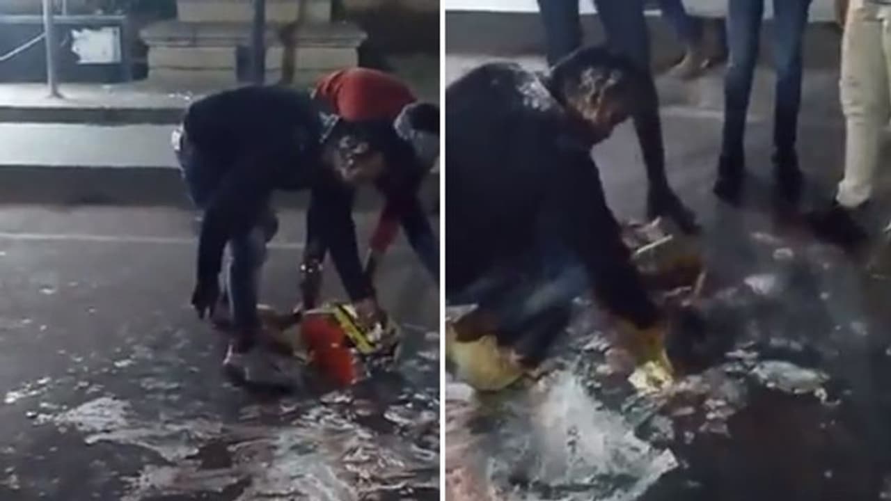 പിറന്നാളിന് നടുറോഡില് കേക്കുമുറി; പിന്നാലെ പിറന്നാളുകാരന് 'പണി' പിറന്നാളിന് നടുറോഡില് കേക്കുമുറി; പിന്നാലെ പിറന്നാളുകാരന് 'പണി'