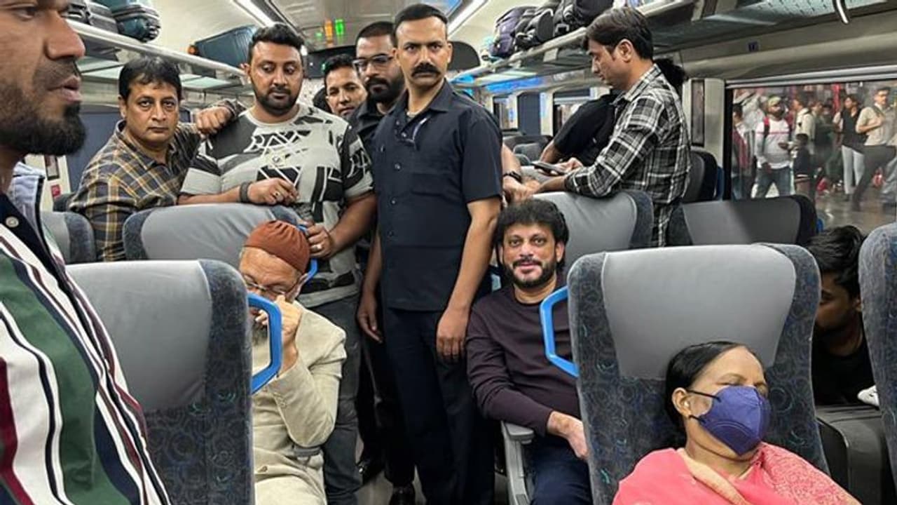 GujaratElections2022: वंदे भारत ट्रेन पर पथराव का आरोप, AIMIM चीफ औवेसी थे सवार, रेलवे ने कहा झूठ है ये GujaratElections2022: वंदे भारत ट्रेन पर पथराव का आरोप, AIMIM चीफ औवेसी थे सवार, रेलवे ने कहा झूठ है ये