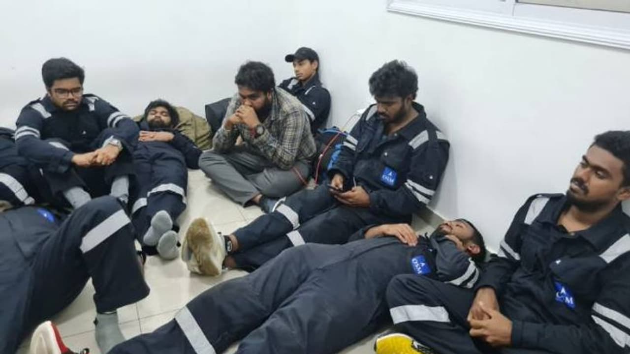 ഗിനിയിൽ കപ്പലിൽനിന്ന് അറസ്റ്റിലായ മലയാളി ഓഫീസറെ തിരിച്ചെത്തിച്ചു, വിജിത്ത് ഉൾപ്പെടെ 15 പേർ കരയിൽ തടവിൽ ഗിനിയിൽ കപ്പലിൽനിന്ന് അറസ്റ്റിലായ മലയാളി ഓഫീസറെ തിരിച്ചെത്തിച്ചു, വിജിത്ത് ഉൾപ്പെടെ 15 പേർ കരയിൽ തടവിൽ