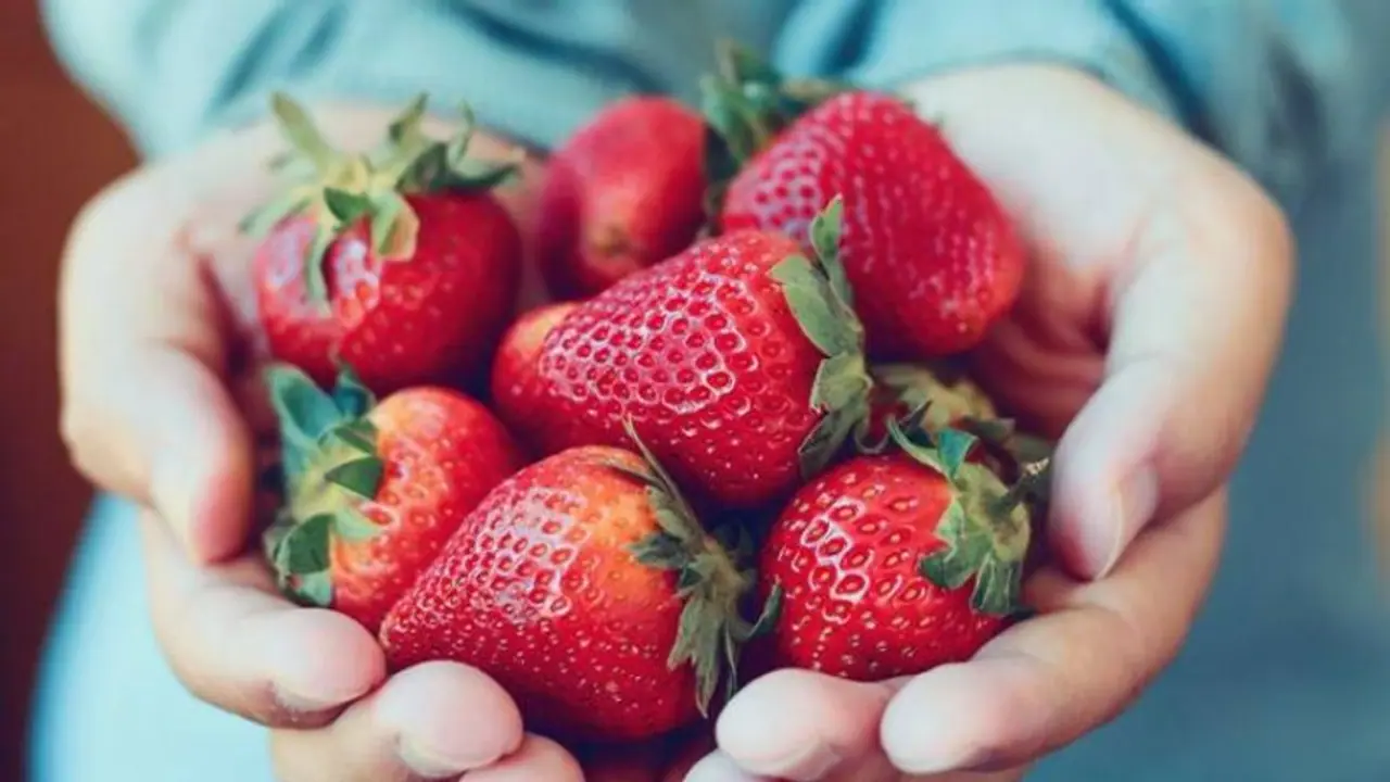 മുഖത്തെ കരുവാളിപ്പ് മാറാനും ചര്‍മ്മം തിളങ്ങാനും സ്​ട്രോബെറി ഇങ്ങനെ ഉപയോഗിക്കാം...