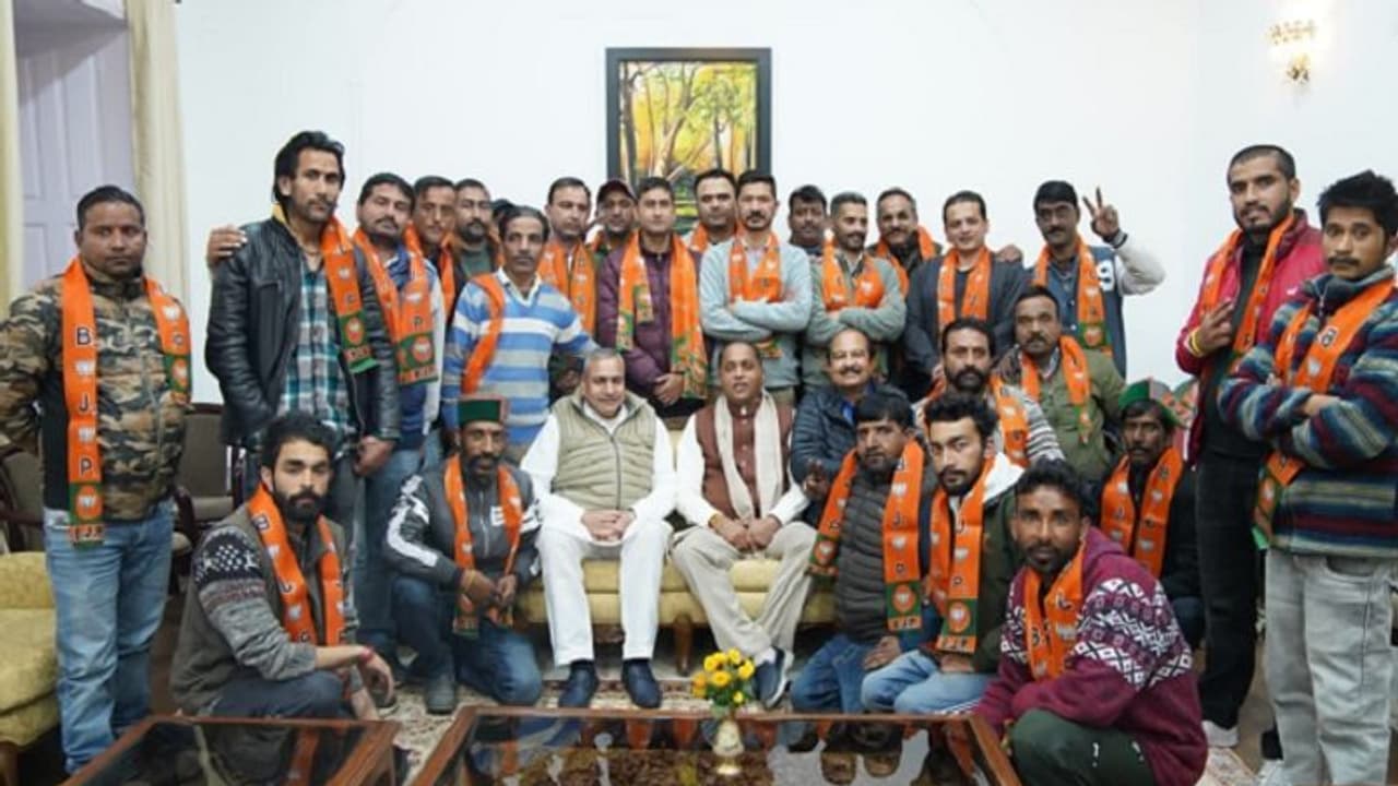 Himachal Pradesh Election 2022: Congress faces major setback, 26 party leaders join BJP Himachal Pradesh Election 2022: Congress faces major setback, 26 party leaders join BJP