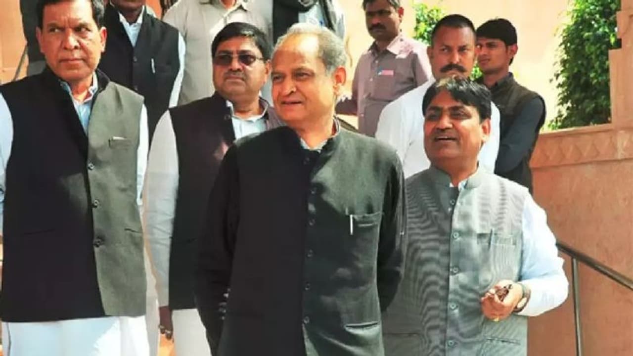  राजस्थान में चुनाव से पहले विधायकों अफसरों को यूं खुश कर रही गहलोत सरकार, देर रात जारी कर दी पसंद की लिस्ट