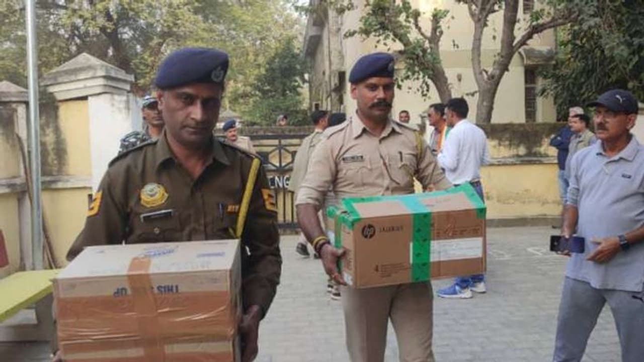हिमाचल चुनाव में मतदाताओं को रिझाने को धनवर्षा, 24 दिनों में 17 करोड़ की नकदी समेत 47 करोड़ का सामान जब्त हिमाचल चुनाव में मतदाताओं को रिझाने को धनवर्षा, 24 दिनों में 17 करोड़ की नकदी समेत 47 करोड़ का सामान जब्त