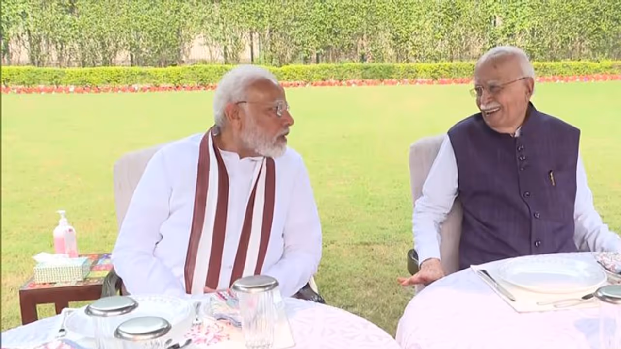 भाजपा नेता लालकृष्ण आडवाणी के 95वें जन्मदिन पर बधाई देने घर पहुंचे PM मोदी, खूब बातें कीं भाजपा नेता लालकृष्ण आडवाणी के 95वें जन्मदिन पर बधाई देने घर पहुंचे PM मोदी, खूब बातें कीं