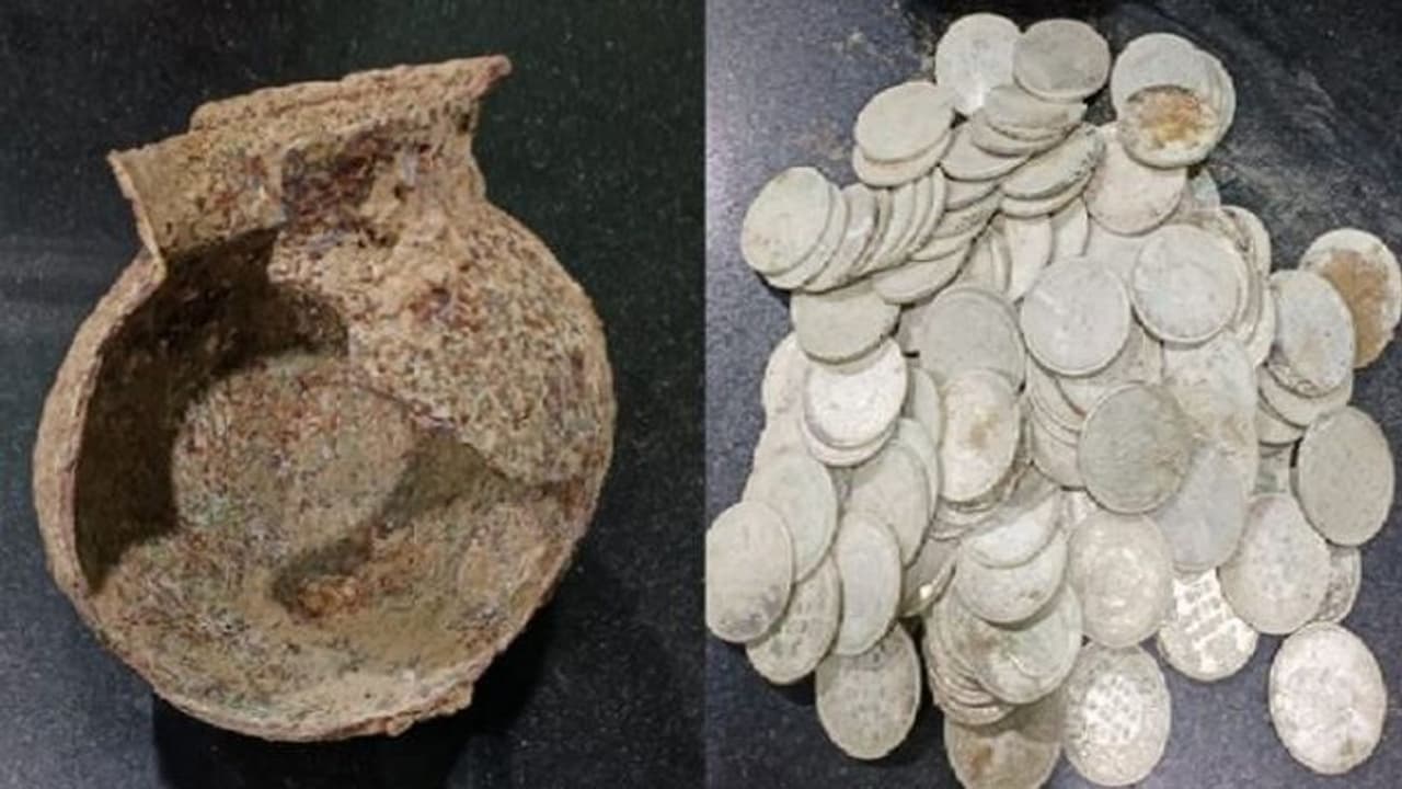 लखनऊ में खुदाई के दौरान घड़े में निकले चांदी के सिक्के, खजाने को देखने के लिए उमड़ा लोगों का हुजूम लखनऊ में खुदाई के दौरान घड़े में निकले चांदी के सिक्के, खजाने को देखने के लिए उमड़ा लोगों का हुजूम