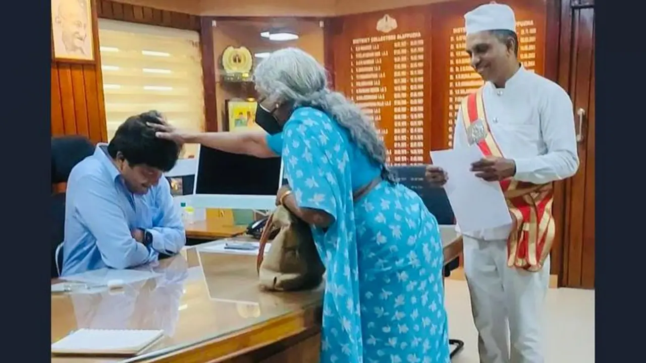 ಐಎಎಸ್ ಅಧಿಕಾರಿಯ ಆಶೀರ್ವದಿಸಿದ ಹಿರಿಜೀವ... ಫೋಟೋ ವೈರಲ್