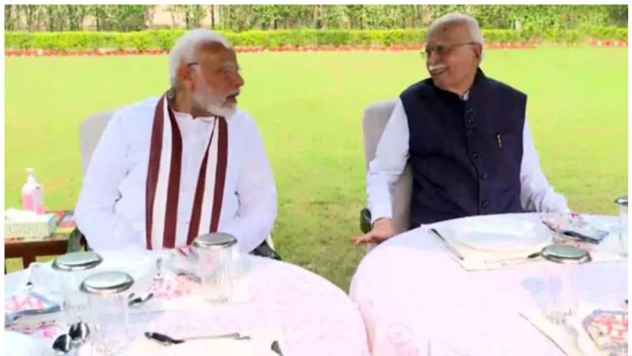 എൽ കെ അദ്വാനിക്ക് ഇന്ന് ജന്മദിനം; നേരിട്ടെത്തി ആശംസകളറിയിച്ച് മോദിയും രാജ്നാഥ് സിംഗും എൽ കെ അദ്വാനിക്ക് ഇന്ന് ജന്മദിനം; നേരിട്ടെത്തി ആശംസകളറിയിച്ച് മോദിയും രാജ്നാഥ് സിംഗും