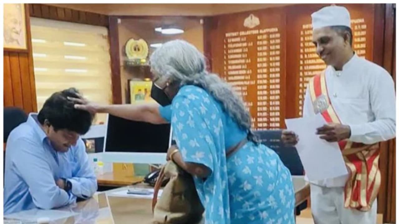 'വേറെന്ത് വേണം?' ആശീർവാദം ഏറ്റുവാങ്ങി, ഫോട്ടോ പങ്കിട്ട് കളക്ടർ കൃഷ്ണതേജ; കയ്യടിച്ച് സോഷ്യൽ മീഡിയ, വൈറൽ 'വേറെന്ത് വേണം?' ആശീർവാദം ഏറ്റുവാങ്ങി, ഫോട്ടോ പങ്കിട്ട് കളക്ടർ കൃഷ്ണതേജ; കയ്യടിച്ച് സോഷ്യൽ മീഡിയ, വൈറൽ