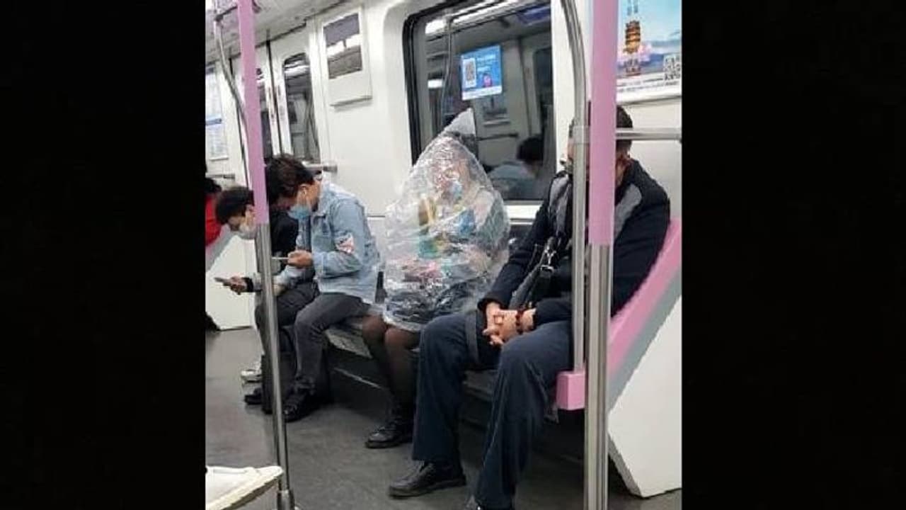 പഴം കഴിക്കണം, കൊവിഡ് നിയന്ത്രണമാണ്, ശരീരം പ്ലാസ്റ്റിക് കവറിൽ മൂടി സ്ത്രീ പഴം കഴിക്കണം, കൊവിഡ് നിയന്ത്രണമാണ്, ശരീരം പ്ലാസ്റ്റിക് കവറിൽ മൂടി സ്ത്രീ