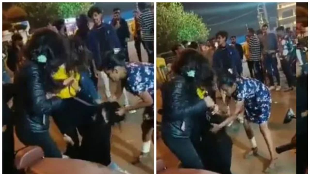 ചവിട്ട്, അടി, ഇടി; സ്ത്രീയെ നടുറോഡിൽ വളഞ്ഞിട്ടാക്രമിച്ച് യുവതികൾ; വീഡിയോ ചവിട്ട്, അടി, ഇടി; സ്ത്രീയെ നടുറോഡിൽ വളഞ്ഞിട്ടാക്രമിച്ച് യുവതികൾ; വീഡിയോ