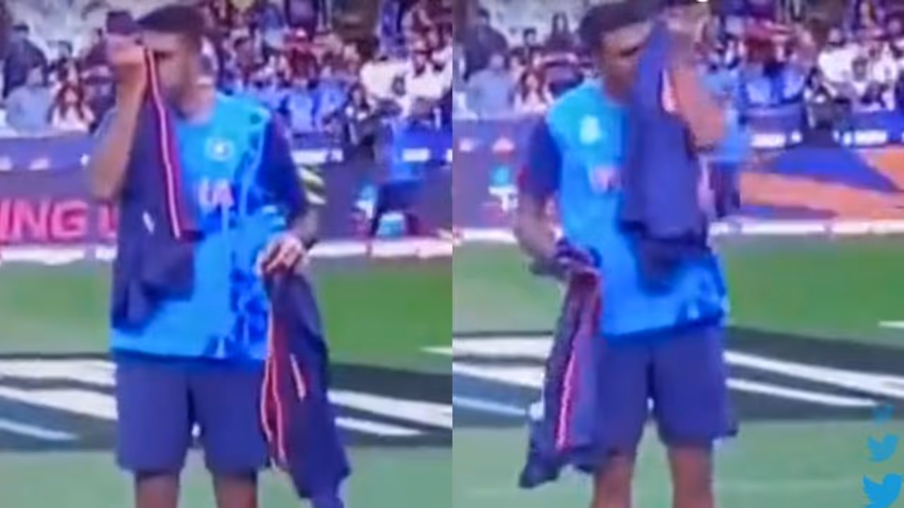 'സ്വന്തം വസ്ത്രം തിരിച്ചറിയാന് ഇതല്ലാതെ മറ്റൊരു വഴിയില്ല'; സ്വന്തം ജാക്കറ്റ് മണത്തറിഞ്ഞ് അശ്വിന് വീഡിയോ 'സ്വന്തം വസ്ത്രം തിരിച്ചറിയാന് ഇതല്ലാതെ മറ്റൊരു വഴിയില്ല'; സ്വന്തം ജാക്കറ്റ് മണത്തറിഞ്ഞ് അശ്വിന് വീഡിയോ