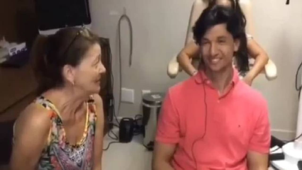 35 വർഷത്തിന് ശേഷം അമ്മയുടെ ശബ്ദം കേട്ട് മകൻ, വൈറലായി വൈകാരികമായ വീഡിയോ 35 വർഷത്തിന് ശേഷം അമ്മയുടെ ശബ്ദം കേട്ട് മകൻ, വൈറലായി വൈകാരികമായ വീഡിയോ