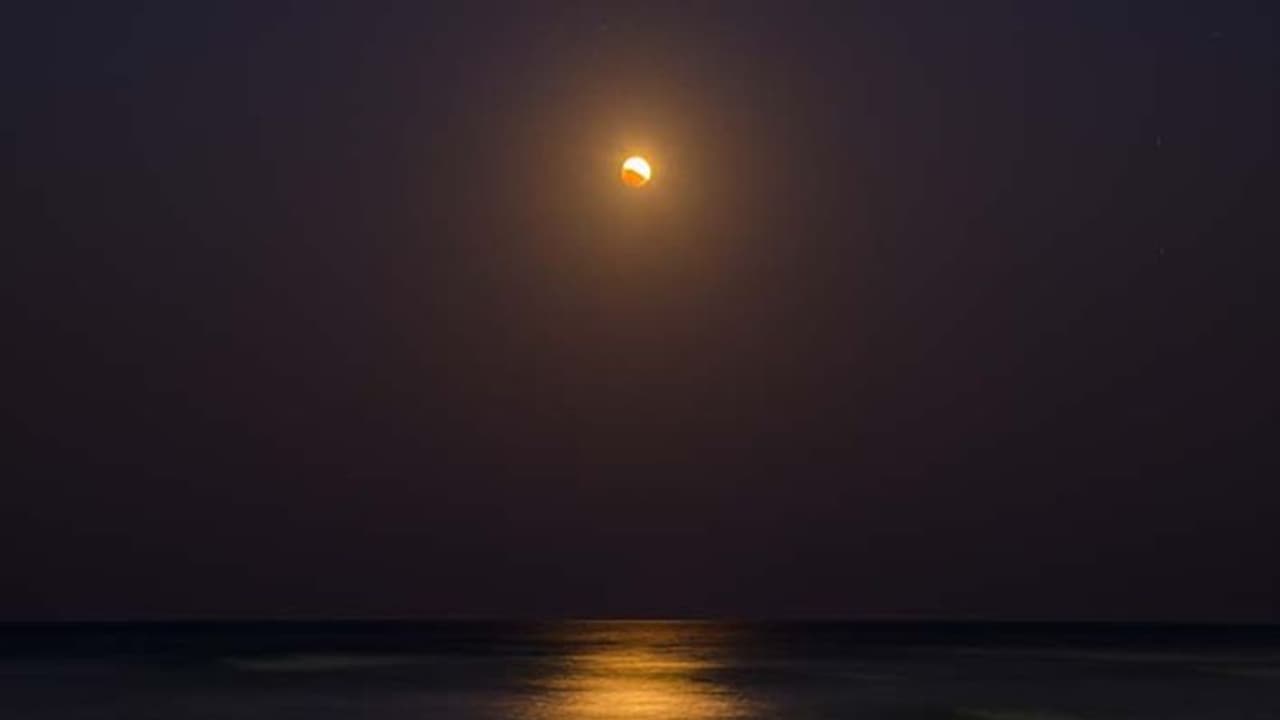 Chandra Grahan 2022: ग्रहण के दौरान क्यों बंद कर दिए जाते हैं मंदिर के दरवाजे? जानें कारण Chandra Grahan 2022: ग्रहण के दौरान क्यों बंद कर दिए जाते हैं मंदिर के दरवाजे? जानें कारण