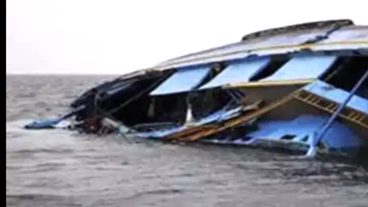 दंतेवाड़ा में हुआ दर्दनाक हादसाः मेडिकल टीम की नाव तेज धार नदी में पलटी, 1की गई जान, दूसरे दिन मिली बॉडी दंतेवाड़ा में हुआ दर्दनाक हादसाः मेडिकल टीम की नाव तेज धार नदी में पलटी, 1की गई जान, दूसरे दिन मिली बॉडी