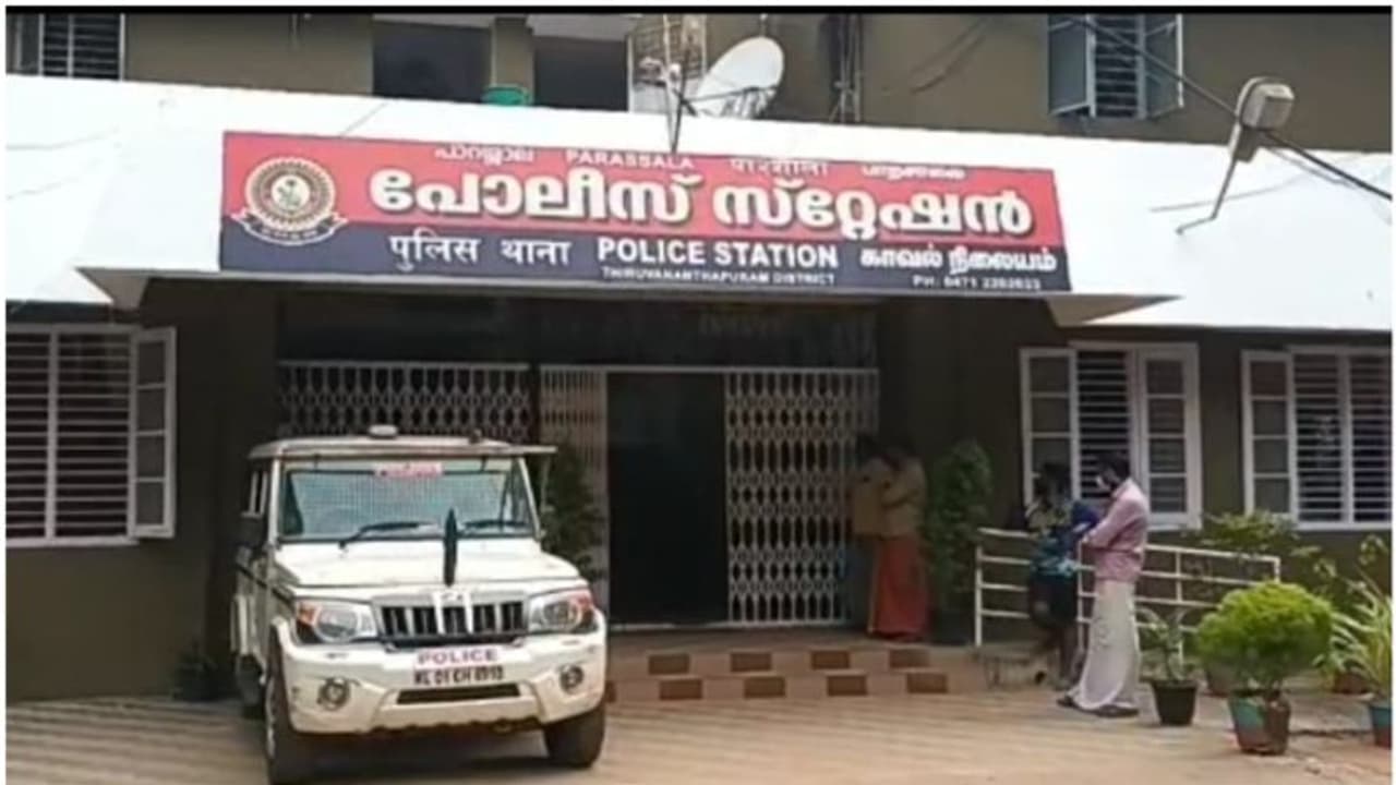 കാമുകനുമായി ചേര്ന്ന് ഭര്ത്താവിന് പലപ്പോഴായി വിഷം നല്കി; നിരന്തര പരാതിക്കൊടുവില് കേസെടുത്ത് പാറശാല പൊലീസ് കാമുകനുമായി ചേര്ന്ന് ഭര്ത്താവിന് പലപ്പോഴായി വിഷം നല്കി; നിരന്തര പരാതിക്കൊടുവില് കേസെടുത്ത് പാറശാല പൊലീസ്