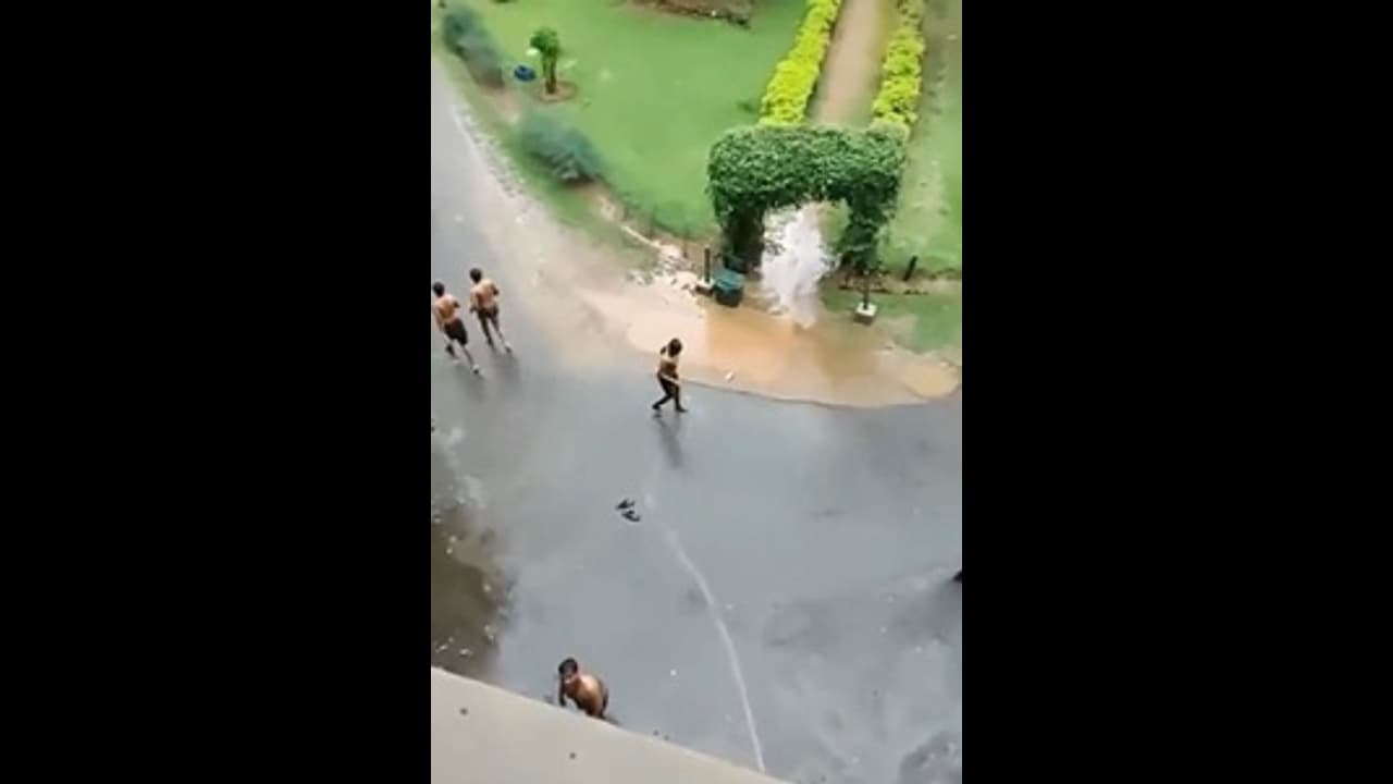 சிஎம்சி மருத்துவக் கல்லூரி மாணவர்கள் அரை நிர்வாண ராக்கிங்; 7 மாணவர்கள் சஸ்பெண்ட்; வைரல் வீடியோ!! சிஎம்சி மருத்துவக் கல்லூரி மாணவர்கள் அரை நிர்வாண ராக்கிங்; 7 மாணவர்கள் சஸ்பெண்ட்; வைரல் வீடியோ!!