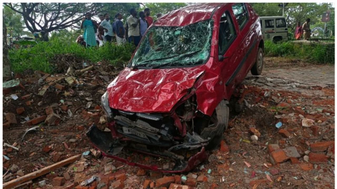 ആലപ്പുഴയിൽ വിദ്യാർത്ഥികൾക്കിടയിലേക്ക് കാർ ഇടിച്ചു കയറി, 5 പേര്‍ക്ക് പരിക്ക് 
