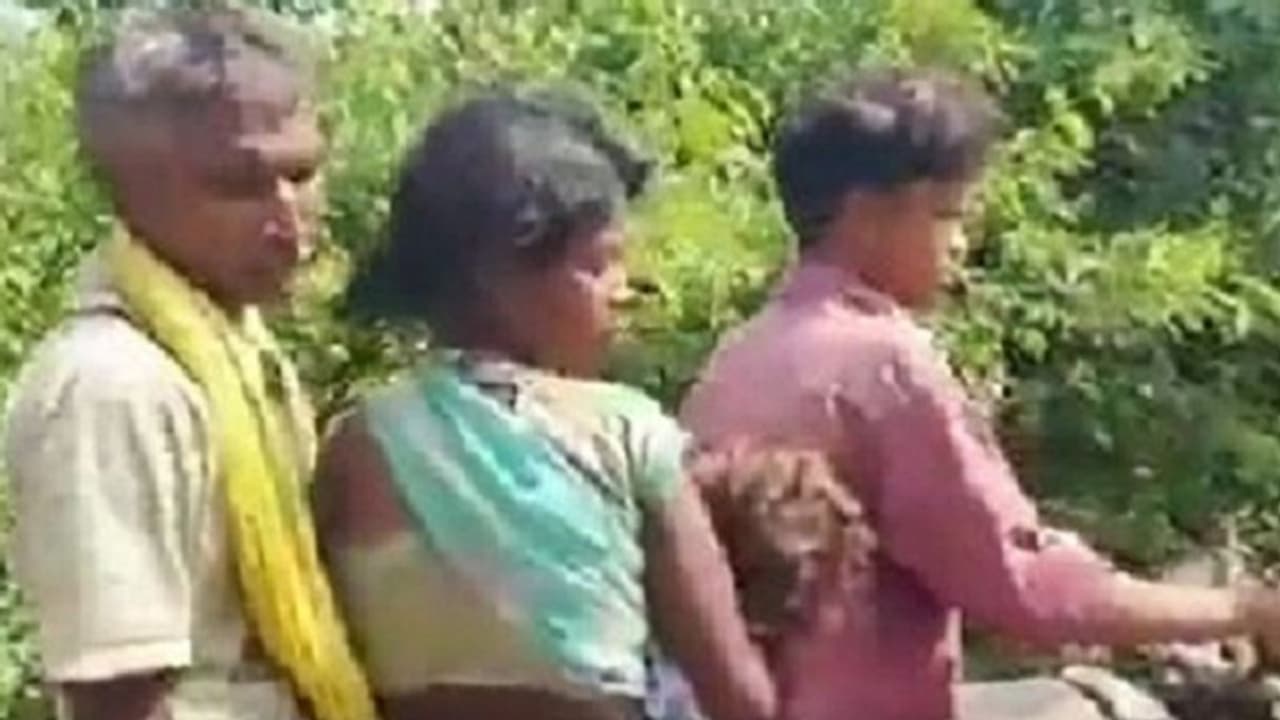 Ambulance ಸಿಗದೆ ಬೈಕ್ನಲ್ಲಿ ಮಗಳ ಮೃತದೇಹವನ್ನು 65 ಕಿ.ಮೀ. ಹೊತ್ತೊಯ್ದ ಪೋಷಕರು Ambulance ಸಿಗದೆ ಬೈಕ್ನಲ್ಲಿ ಮಗಳ ಮೃತದೇಹವನ್ನು 65 ಕಿ.ಮೀ. ಹೊತ್ತೊಯ್ದ ಪೋಷಕರು