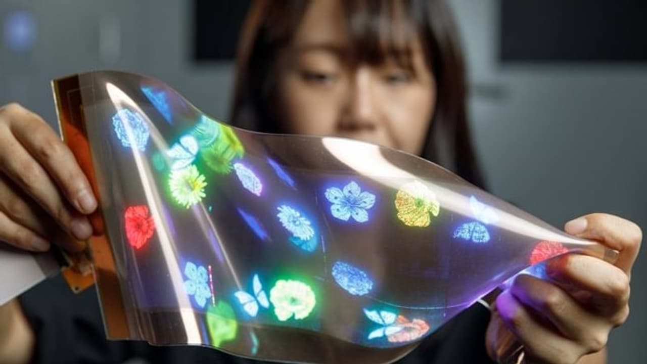 अब रबर की तरह खींचकर बढ़ा या मोड़ सकेंगे स्क्रीन, रबर डिस्पले लॉन्च करके LG ने दी SAMSUNG को चुनौती