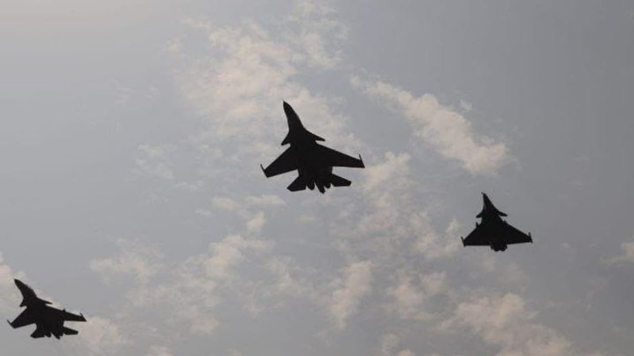 पाकिस्तान सीमा पर क्यों गरजे राफेल, सुखोई और तेजस...क्या है पूरा माजरा कि फ्रांस के अधिकारी भी पहुंचे राजस्थान पाकिस्तान सीमा पर क्यों गरजे राफेल, सुखोई और तेजस...क्या है पूरा माजरा कि फ्रांस के अधिकारी भी पहुंचे राजस्थान
