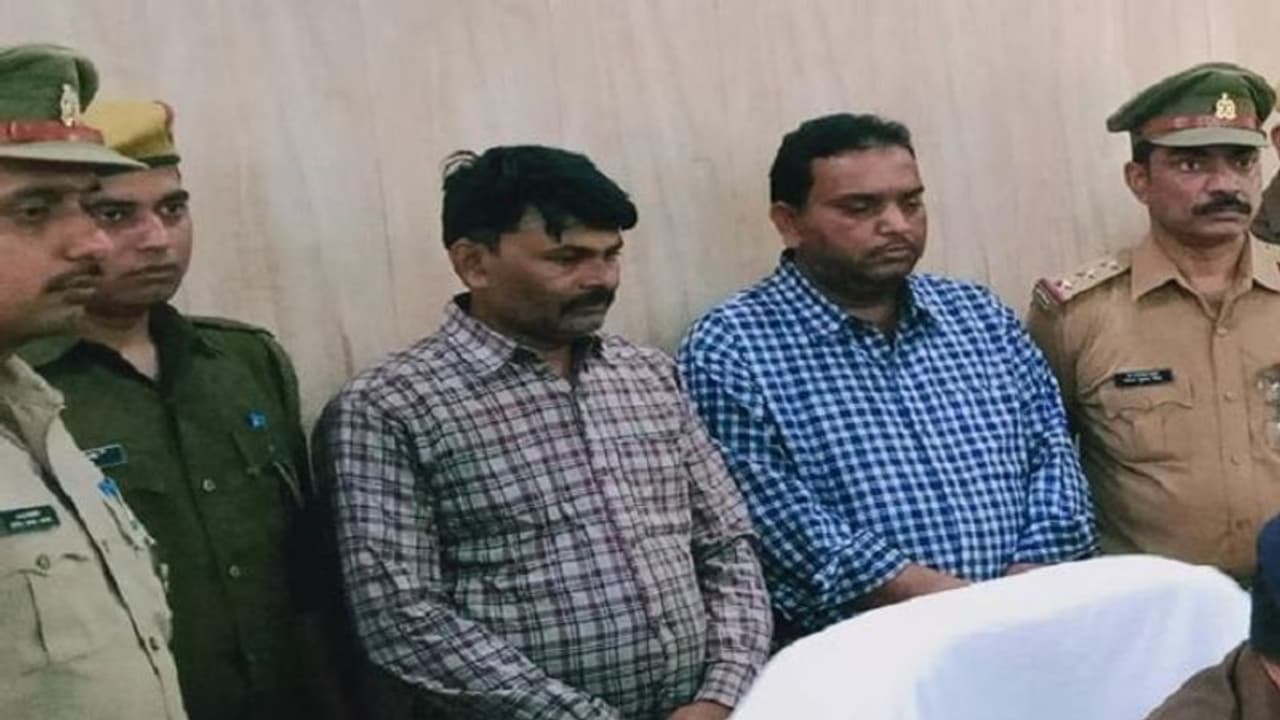 शिक्षक ने नौकरी का झांसा देकर चेले से ठगे लाखों रुपए, युवक को विश्वास दिलाने के लिए बताई थी झूठी कहानी शिक्षक ने नौकरी का झांसा देकर चेले से ठगे लाखों रुपए, युवक को विश्वास दिलाने के लिए बताई थी झूठी कहानी