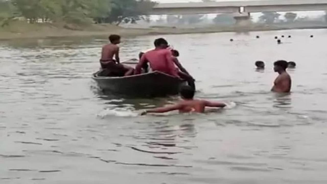 बाराबंकी: सुमली नदी में नाव पलटने से 30 डूबे, एक ही गांव के 3 बच्चों की मौत, रेस्क्यू ऑपरेशन जारी बाराबंकी: सुमली नदी में नाव पलटने से 30 डूबे, एक ही गांव के 3 बच्चों की मौत, रेस्क्यू ऑपरेशन जारी