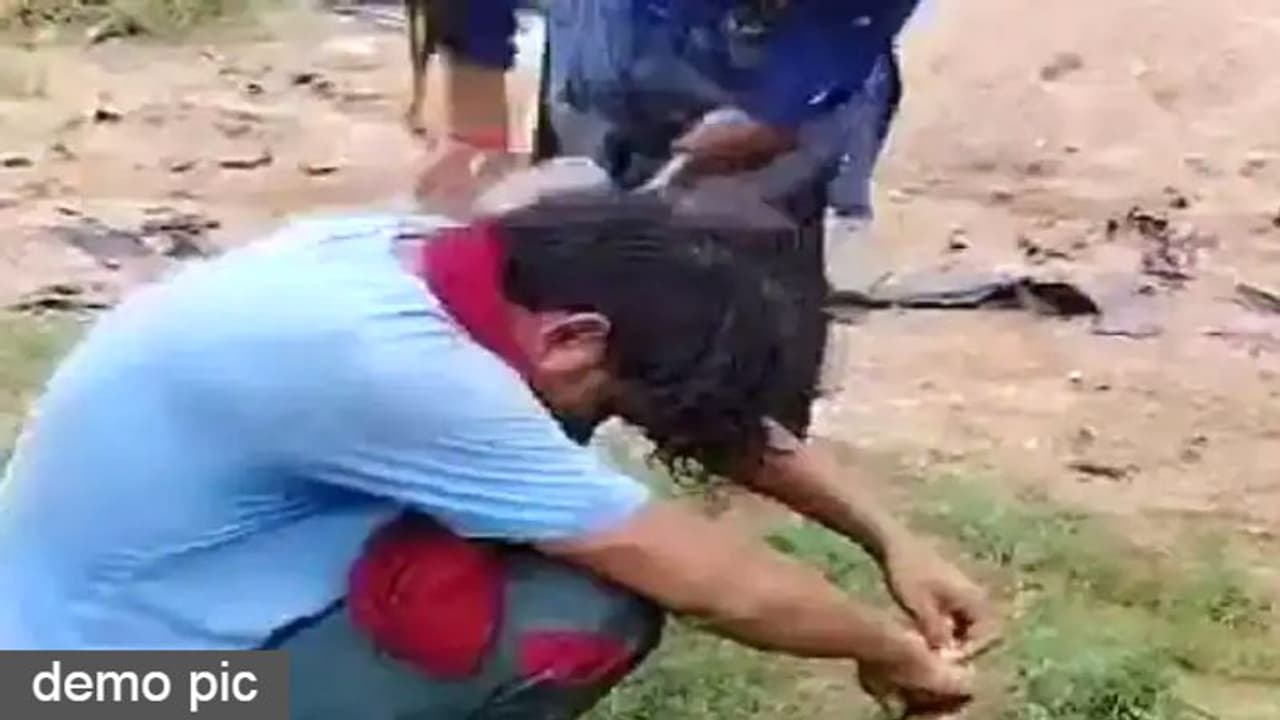 इंदौर में सरकारी कर्मचारी की शर्मनाक हरकतः पीड़त युवक को बाथरूम में बंद कर किया अप्राकृतिक कृत्य, हुआ गिरफ्तार इंदौर में सरकारी कर्मचारी की शर्मनाक हरकतः पीड़त युवक को बाथरूम में बंद कर किया अप्राकृतिक कृत्य, हुआ गिरफ्तार