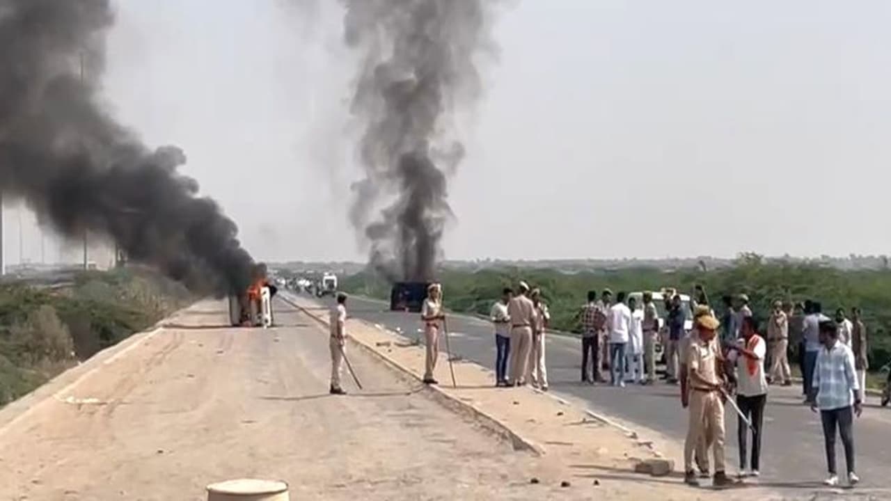 राजस्थान में नौकरी मांगने की मिली खौफनाक सजाः गाड़ी से कुचला, गोलियां चलाई,पुलिस वाहन को भी नही छोड़ा राजस्थान में नौकरी मांगने की मिली खौफनाक सजाः गाड़ी से कुचला, गोलियां चलाई,पुलिस वाहन को भी नही छोड़ा