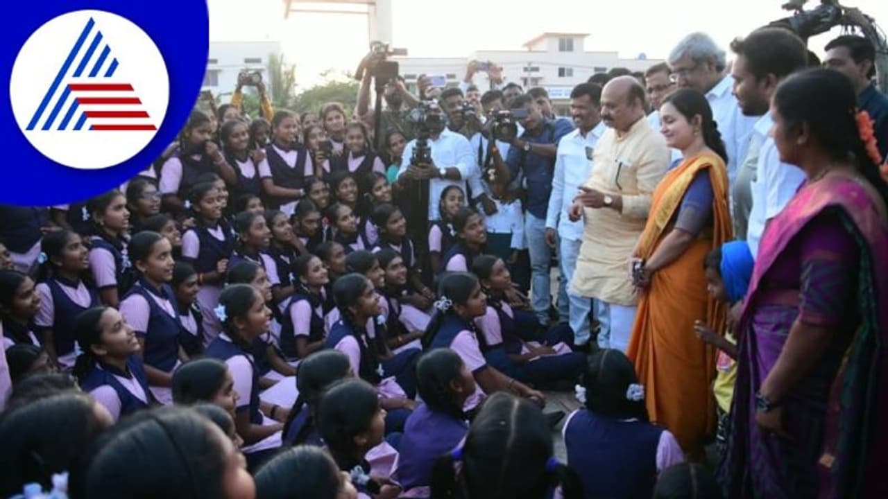 Chitradurga: ವಸತಿ ಶಾಲಾ ಮಕ್ಕಳಿಗೆ ಸಿಎಂ ಕಿವಿಮಾತು, ಉನ್ನತ ಅಧಿಕಾರಿಗಳಾಗಿ ಎಂದು ಹಾರೈಕೆ