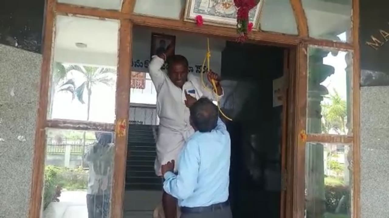 తిరిగి తిరిగి విసిగిపోయి ... తహసీల్దార్ కార్యాలయ గుమ్మానికి ఉరేసుకోబోయిన మాజీ సర్పంచ్ తిరిగి తిరిగి విసిగిపోయి ... తహసీల్దార్ కార్యాలయ గుమ్మానికి ఉరేసుకోబోయిన మాజీ సర్పంచ్