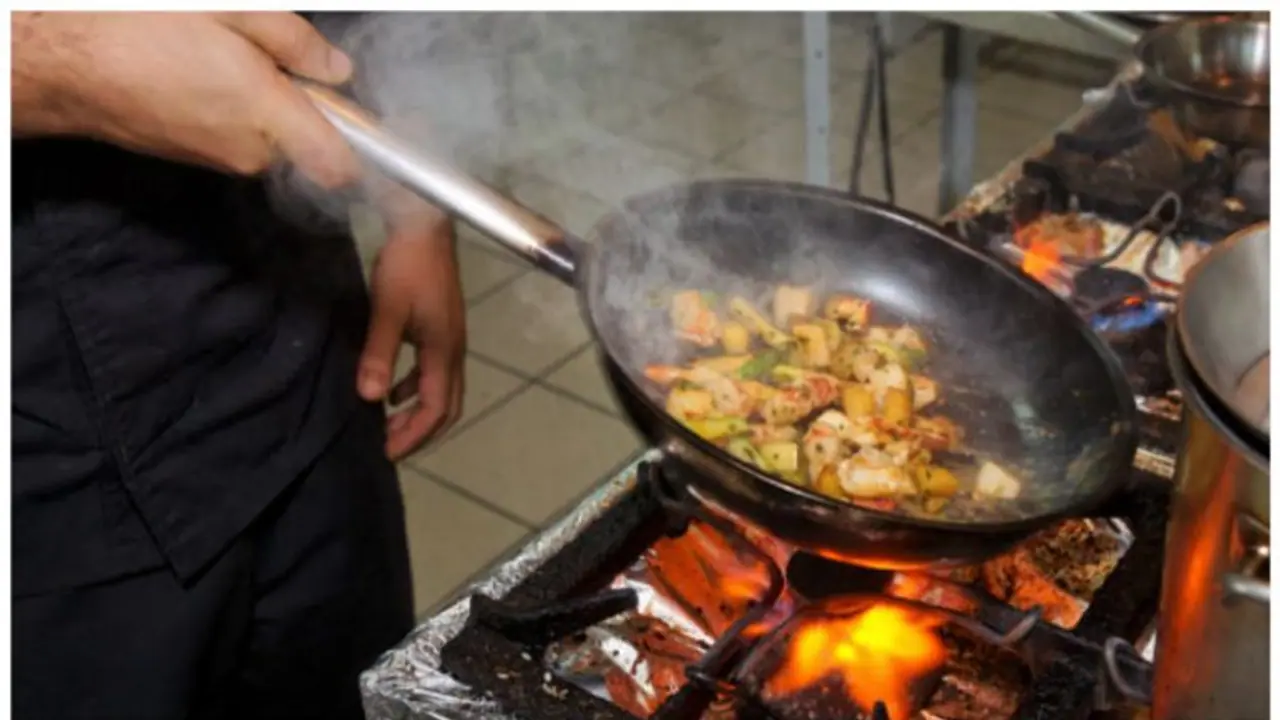 ഭക്ഷണങ്ങള് ആവര്ത്തിച്ച് ചൂടാക്കി കഴിക്കരുതെന്ന് പറയുന്നതിന്റെ കാരണം ഭക്ഷണങ്ങള് ആവര്ത്തിച്ച് ചൂടാക്കി കഴിക്കരുതെന്ന് പറയുന്നതിന്റെ കാരണം