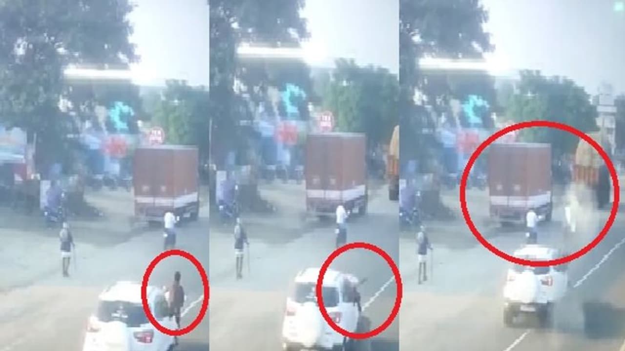 கார் மோதியதில் தூக்கி வீசப்பட்டு இளைஞர் உயிரிழப்பு… வெளியானது பதைபதைக்க வைக்கும் வீடியோ!! கார் மோதியதில் தூக்கி வீசப்பட்டு இளைஞர் உயிரிழப்பு… வெளியானது பதைபதைக்க வைக்கும் வீடியோ!!