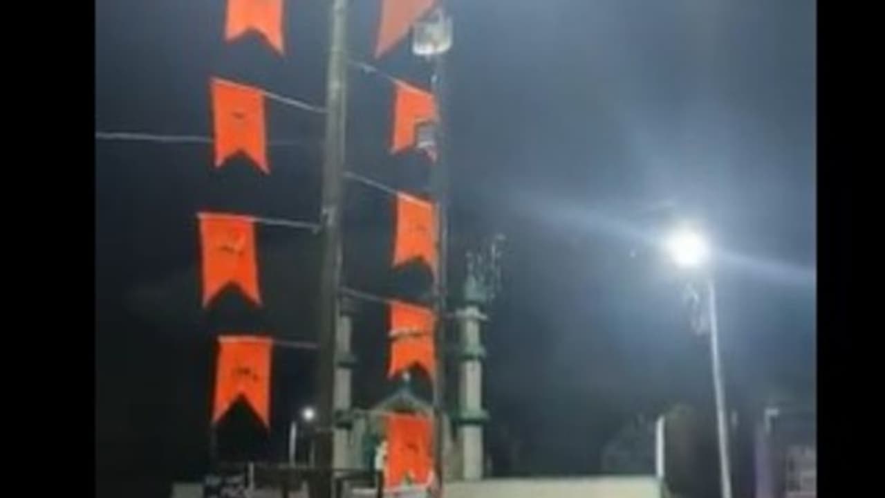 కర్ణాటకలో మత ఘర్షణ.. శృంగేరిలో మసీదు ఎదుట వెలిసిన కాషాయ జెండాలే కారణం.. కర్ణాటకలో మత ఘర్షణ.. శృంగేరిలో మసీదు ఎదుట వెలిసిన కాషాయ జెండాలే కారణం..