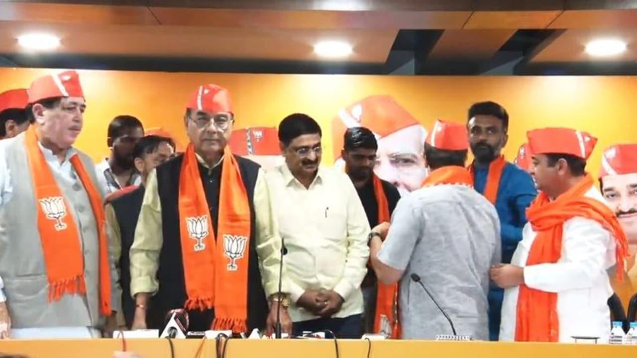 గుజరాత్ లో కాంగ్రెస్ కు ఎదురుదెబ్బ.. బీజేపీలో చేరిన 11 సార్లు ఎమ్మెల్యేగా ఎన్నికైన మోహన్ సింగ్ రథ్వా