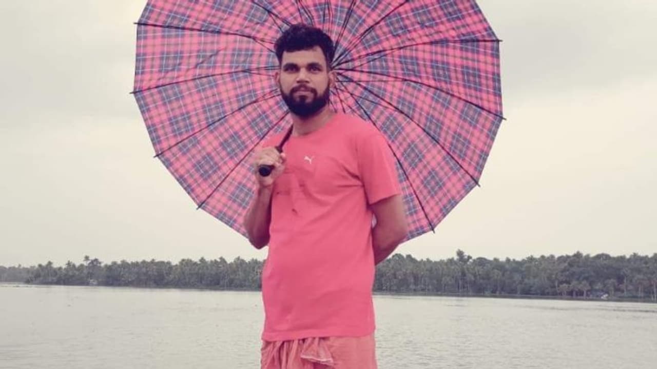 അശ്ലീല ദൃശ്യങ്ങൾ കാണിച്ച് വിദ്യാർഥിനികളെ പീഡിപ്പിക്കാൻ ശ്രമം; പരാതി സിപിഎം ബ്രാഞ്ച് കമ്മിറ്റി അംഗത്തിനെതിരെ അശ്ലീല ദൃശ്യങ്ങൾ കാണിച്ച് വിദ്യാർഥിനികളെ പീഡിപ്പിക്കാൻ ശ്രമം; പരാതി സിപിഎം ബ്രാഞ്ച് കമ്മിറ്റി അംഗത്തിനെതിരെ