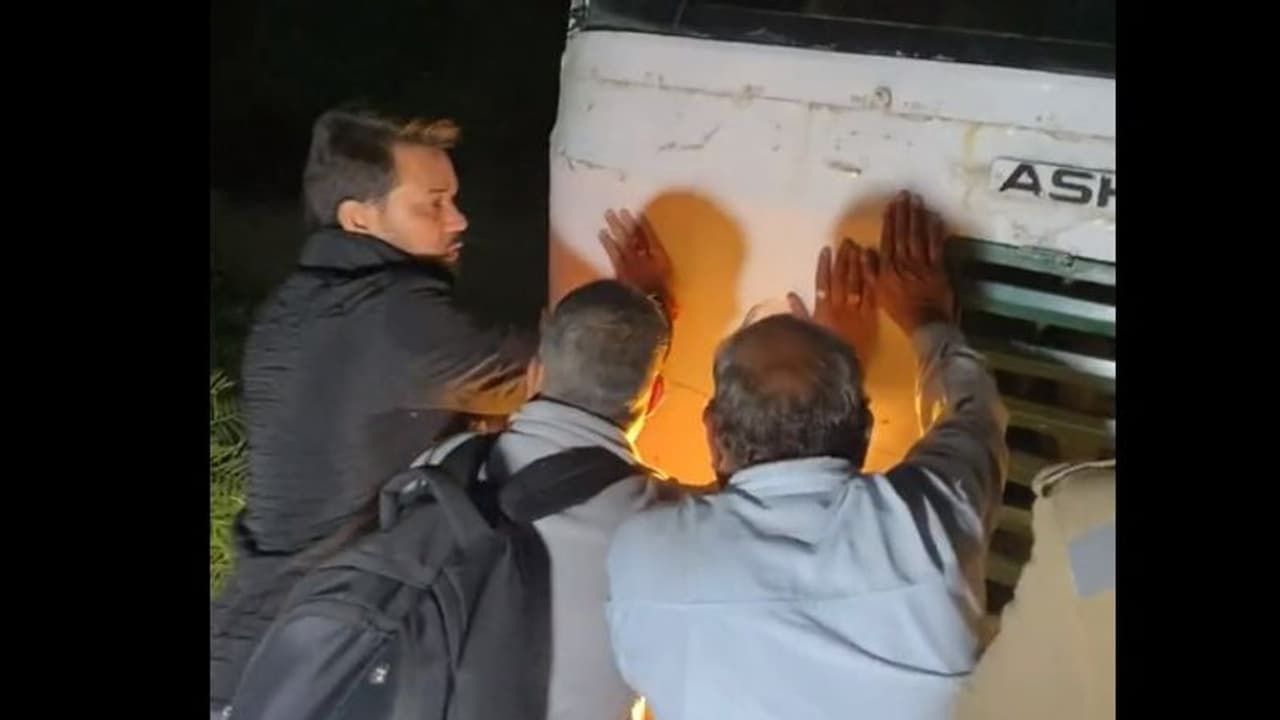 హైవేపై చెడిపోయిన బస్సు.. కాన్వాయ్ నుంచి దిగి నెట్టిన కేంద్ర మంత్రి అనురాగ్ ఠాకూర్.. వీడియో వైరల్ హైవేపై చెడిపోయిన బస్సు.. కాన్వాయ్ నుంచి దిగి నెట్టిన కేంద్ర మంత్రి అనురాగ్ ఠాకూర్.. వీడియో వైరల్