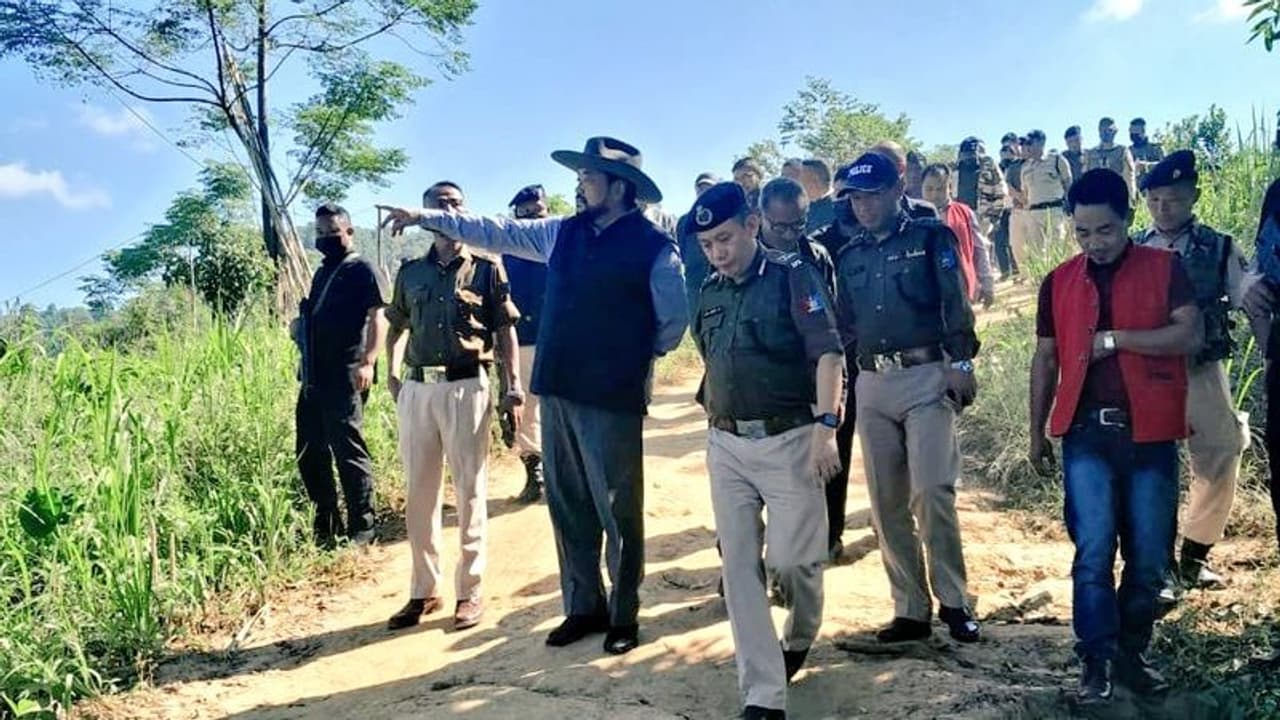 నాగాలాండ్ లో ఉద్రిక్తత.. ఇరు వర్గాల ఘర్షణలో 15 మందికి గాయాలు.. శాంతిని పాటించాలని కోరిన ప్రభుత్వం నాగాలాండ్ లో ఉద్రిక్తత.. ఇరు వర్గాల ఘర్షణలో 15 మందికి గాయాలు.. శాంతిని పాటించాలని కోరిన ప్రభుత్వం