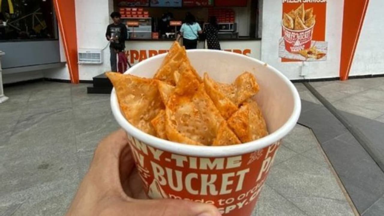 കൂടുതല്‍ ഇഷ്ടം സമൂസയുടെ പുറംഭാഗം; വിപണിയിലെത്തിച്ച് ഹോട്ടൽ! 