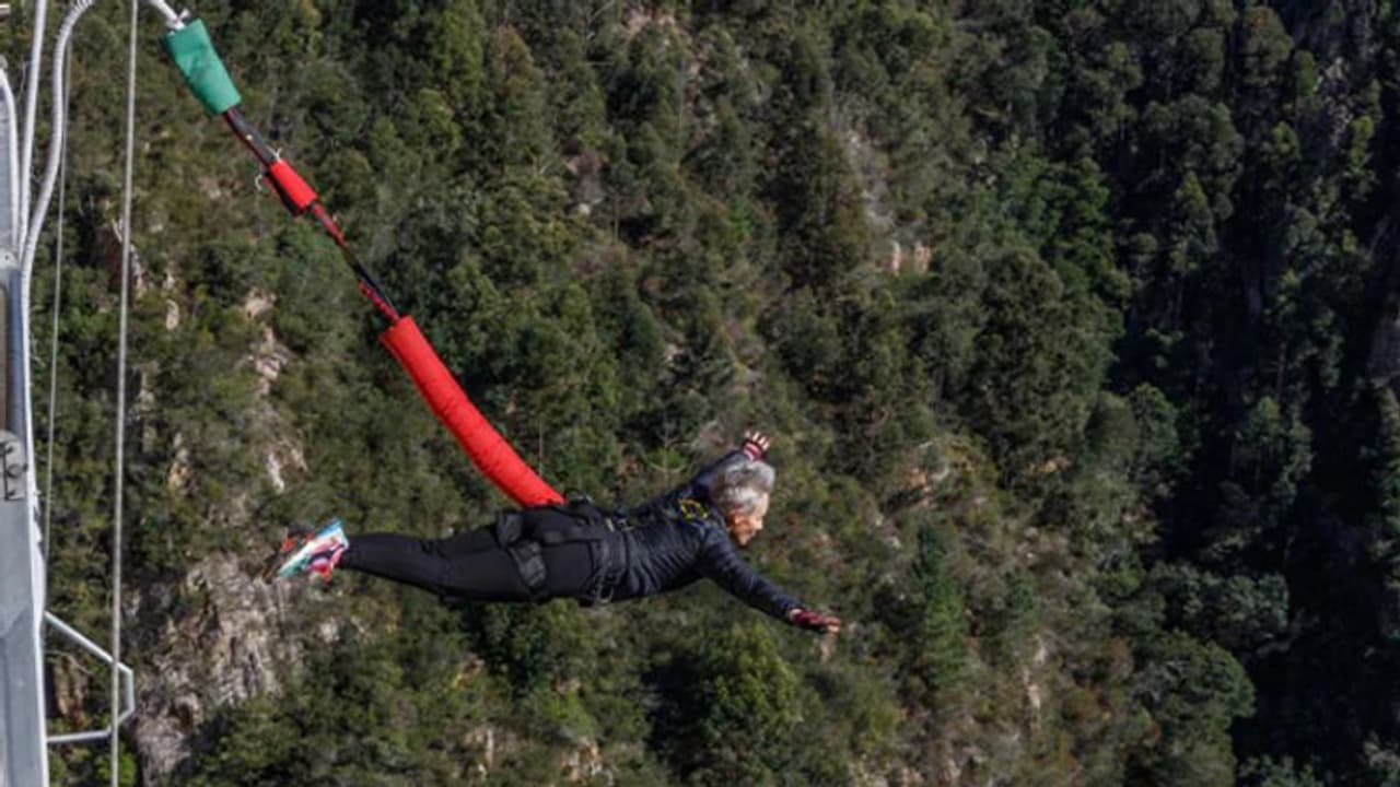 ഒരു മണിക്കൂറില്‍ 23 തവണ ബഞ്ചീ ജംപിംഗ്; ലോക റെക്കോര്‍ഡ് നേടി 50കാരി