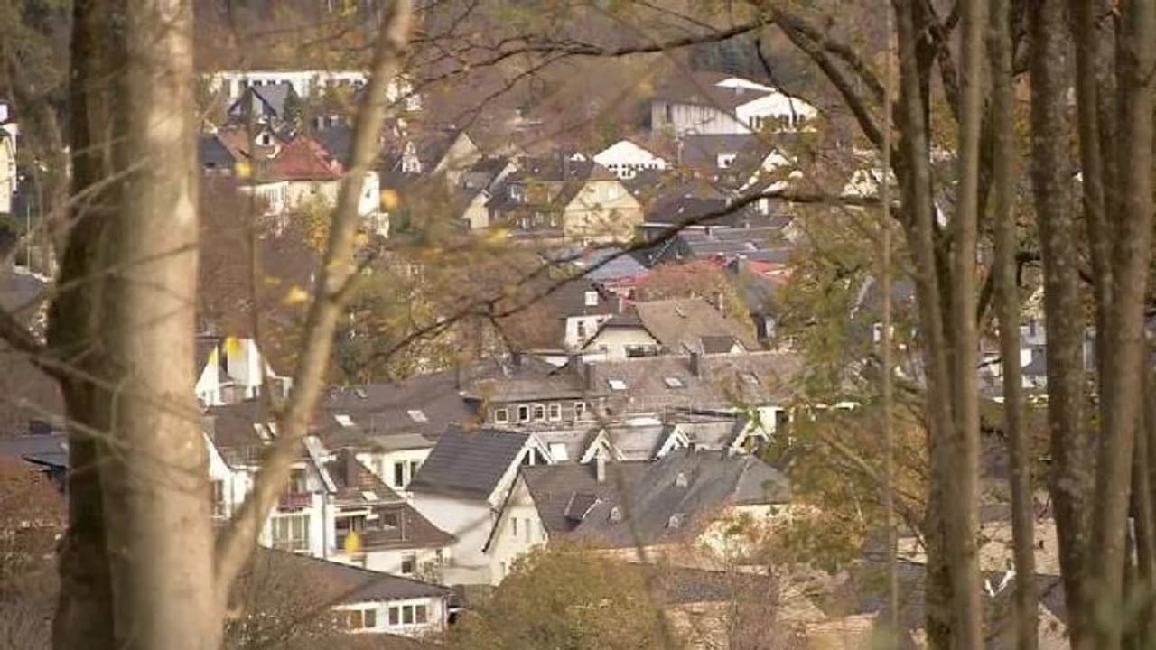 എട്ടുവയസുകാരി മകളെ അമ്മ പുറംലോകം കാണാതെ അടച്ചിട്ടത് ഏഴ് വർഷം, കാരണം... എട്ടുവയസുകാരി മകളെ അമ്മ പുറംലോകം കാണാതെ അടച്ചിട്ടത് ഏഴ് വർഷം, കാരണം...